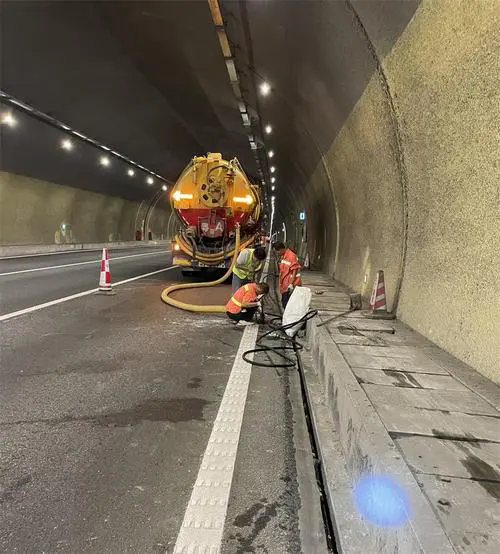 利通隧道排水渠清淤